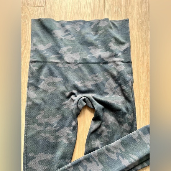 Spanx Look at Me Now Seamless Leggings Black Camo SizeSmall - Picture 3 of 5
